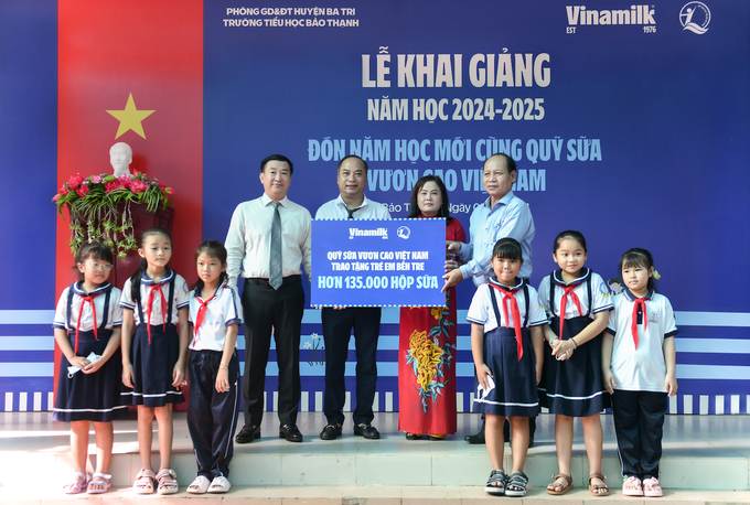 Ông Đỗ Thanh Tuấn, Giám đốc Đối ngoại Vinamilk (bìa trái) và đại diện Quỹ bảo trợ trẻ em Việt Nam (bìa phải) trao bảng tượng trưng phần hỗ trợ hơn 135.000 hộp sữa cho đại diện Sở Lao động thương binh & xã hội tỉnh Bến Tre nhân ngày khai giảng 5/9. Ảnh: VNM