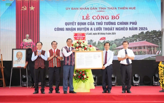 Lễ công bố quyết định của Thủ tướng Chính phủ công nhận huyện A Lưới thoát nghèo năm 2024. Ảnh: CĐ.