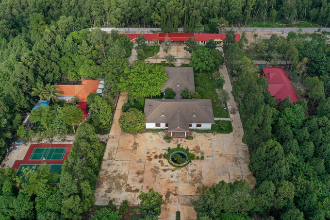 The headquarters, clean and beautiful like a resort, located within the rubber plantation of Ba Ria Kampong Thom Rubber Joint Stock Company. Photo: Tung Dinh.