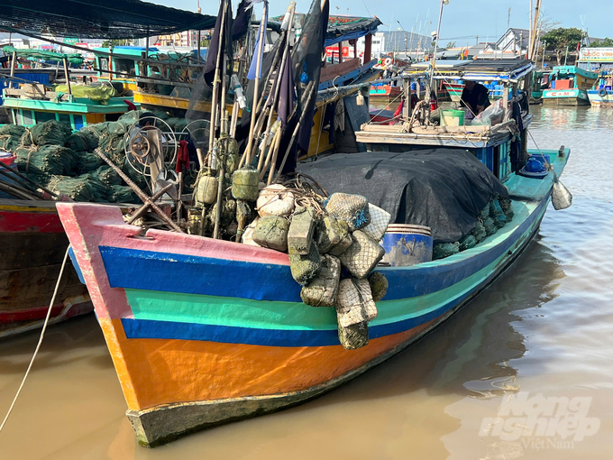 Một tàu cá của người dân tỉnh Trà Vinh đã được hướng dẫn các thủ tục đăng ký thành công. Ảnh: Hồ Thảo.