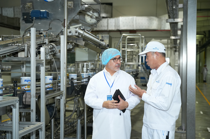 Import partners were impressed when visiting Vinamilk's Vietnam Powdered Milk Factory. Photo: VNM.