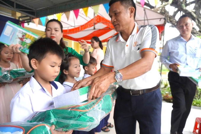 Ông Mỵ Duy Tỉnh trao quà cho học sinh Trường Tiểu học Liên Ngọc (Đồng Nai) khi bước vào năm học mới. 