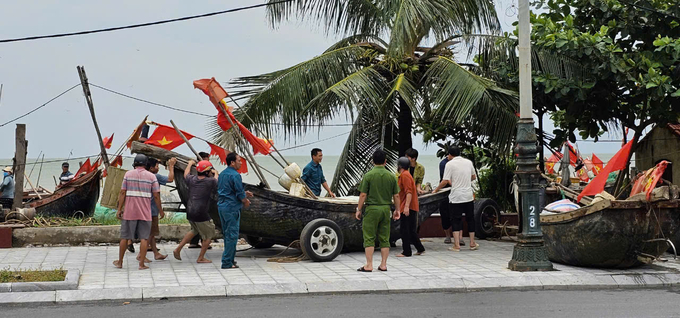 Lực lượng chức năng giúp ngư dân di chuyển tàu thuyền vào nơi tránh trú an toàn. Ảnh: Quốc Toản.