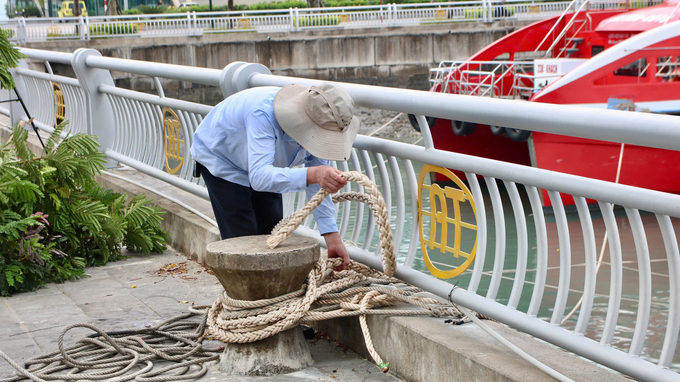 Người dân chằng dây, neo đậu tàu thuyền chắc chắn tại bến cảng quốc tế Ao Tiên. Ảnh: Thanh Phương.