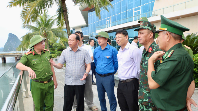 Lãnh đạo tỉnh cùng các lực lượng chức năng kiểm tra công tác phòng, chống bão tại huyện Vân Đồn. Ảnh: Thanh Phương.