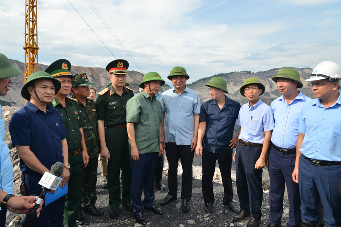 Phó Thủ tướng Trần Hồng Hà kiểm tra tại mỏ than lộ thiên thuộc Công ty CP Than Hà Tu (TP Hạ Long, tỉnh Quảng Ninh). Ảnh: Nguyễn Thành.