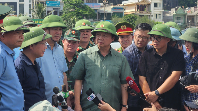 Phó Thủ tướng Trần Hồng Hà kiểm tra công tác phòng chống bão tại cảng Cái Rồng (huyện Vân Đồn, tỉnh Quảng Ninh). Ảnh: Nguyễn Thành.