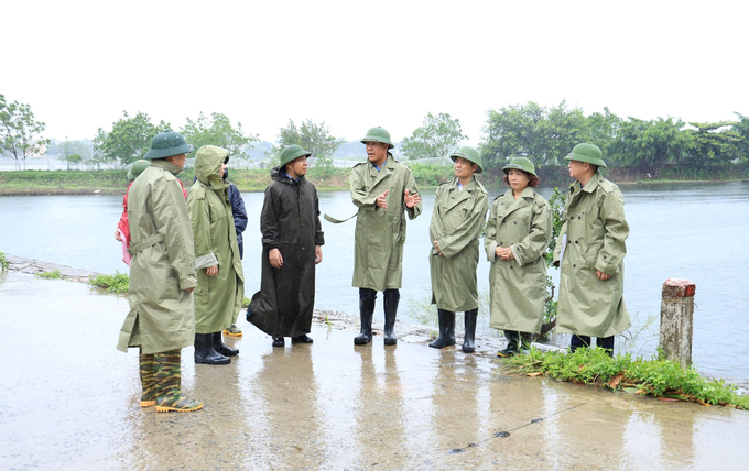 Lãnh đạo Sở NN-PTNT kiểm tra công tác phòng, chống bão số 3 tại xã Cấn Hữu. Ảnh: Nguyễn Liên.