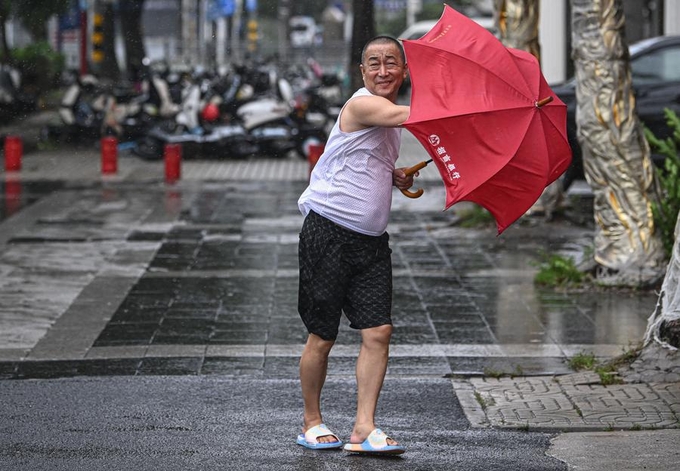 Một người đàn ông đi ngược gió trên phố trước khi siêu bão Yagi đổ bộ vào Hải Khẩu, tỉnh Hải Nam, miền nam Trung Quốc, hôm 6/9. Ảnh: Xinhua.