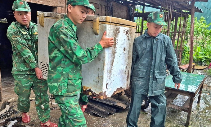 Bộ đội biên phòng Lạng Sơn giúp người dân di dời khỏi vùng thiếu an toàn. Ảnh: Vy Thượng.