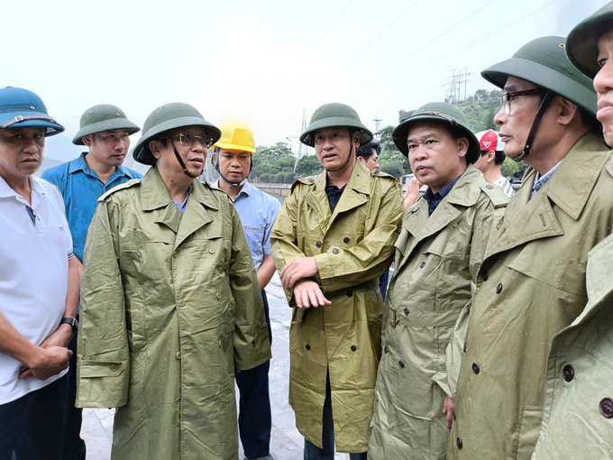 Thứ trưởng Hoàng Trung kiểm tra công tác triển khai ứng phó với bão số 3 trên địa bàn tỉnh Yên Bái. Ảnh: Thanh Tiến.