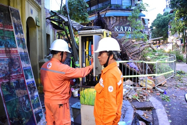 EVN Hà Nội khắc phục một điểm xảy ra sự cố lưới điện. Ảnh: Tiền Phong.