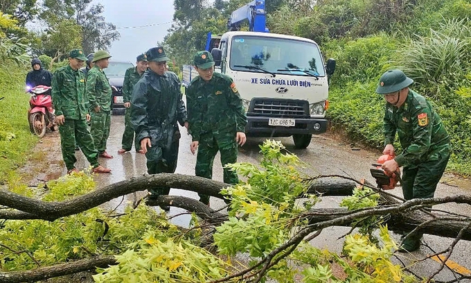 Hơn 50.000 trường hợp gặp sự cố về điện đã được giải quyết trong chiều 7/9. Ảnh: Lý Nhất.