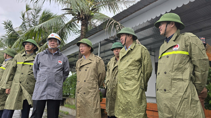 Bộ trưởng Bộ NN-PTNT Lê Minh Hoan kiểm tra công tác phòng, chống bão số 3 tại Quảng Ninh. Ảnh: Cường Vũ.