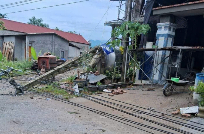 Hàng loạt cột điện bị gãy đổ ở tại tỉnh Yên Bái.