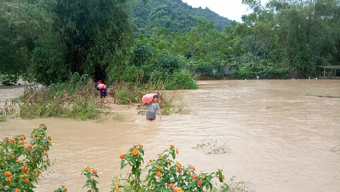 Bà con vùng lũ ở huyện Na Rì (Bắc Kạn) giúp nhau trong lúc khó khăn. Ảnh: Trịnh Yến. 