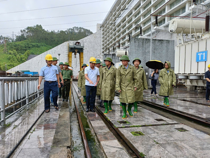 Phó Thủ tướng Chính phủ, Bộ trưởng Bộ Ngoại giao Bùi Thanh Sơn kiểm tra việc ứng phó với hoàn lưu bão số 3 tại tỉnh Yên Bái. Ảnh: Thanh Tiến.