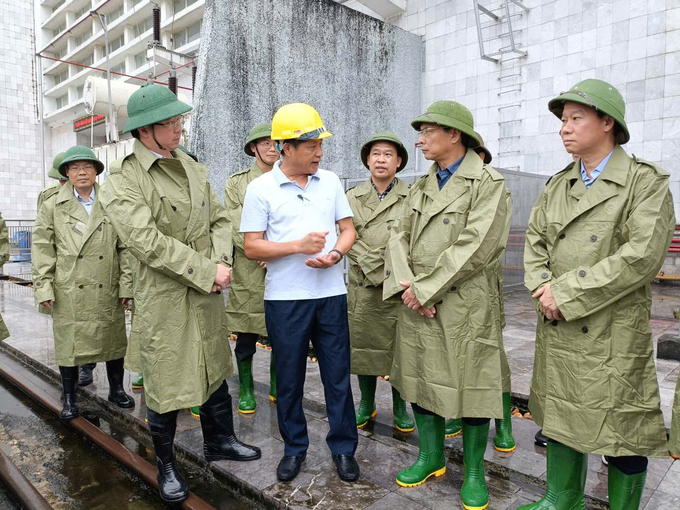 Phó Thủ tướng Chính phủ thị sát thực tế tại nhà máy thủy điện Thác Bà. Ảnh: Thanh Tiến.