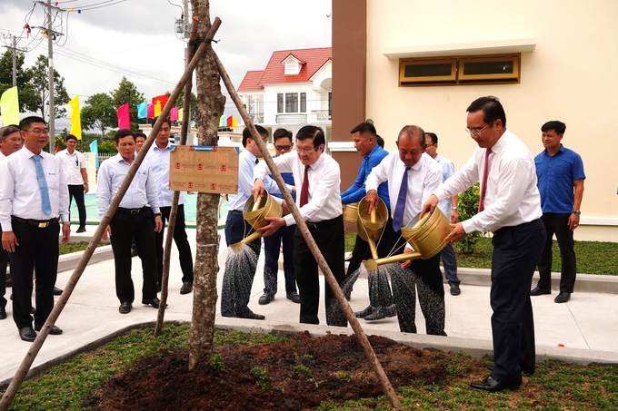 Các đại biểu trồng cây lưu niệm trong sân Trường THCS Nguyễn Văn Bộ. Ảnh: Minh Khương.