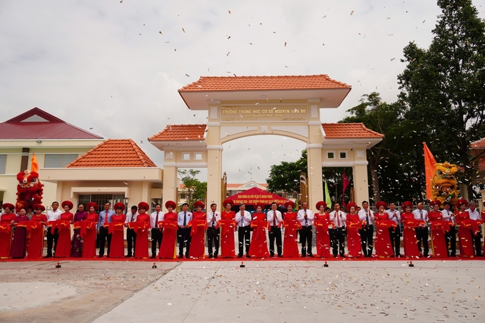 Các đại biểu cắt băng khánh thành Trường THCS Nguyễn Văn Bộ. Ảnh: Minh Khương.