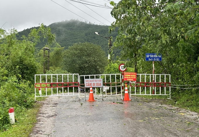 Lực lương chức năng cấm người và phương tiện qua ngầm tràn Hồng Thái, nơi xảy ra vụ một nam thanh niên bị nước lũ cuốn trôi vào tháng 8 vừa qua. Dự báo, trong 6 giờ tới, mưa lớn kèm theo nguy cơ xảy ra lũ quét trên các sông, suối nhỏ vùng núi; sạt lở đất trên sườn dốc, sụt lún đất tại khu vực: Đại Từ, Võ Nhai, Định Hóa, Đồng Hỷ, Phú Bình, Phú Lương, TP. Sông Công, TP. Thái Nguyên và TP. Phổ Yên.