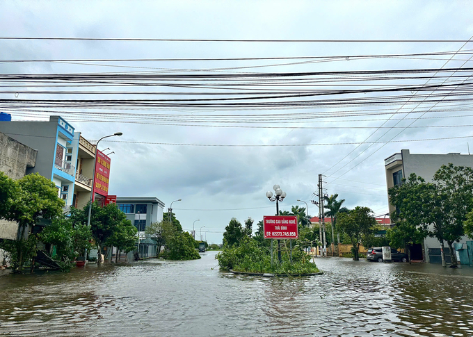 Thái Bình đã khẩn trương mở các cống; huy động tối đa mọi phương tiện khơi thông dòng chảy nhằm tiêu nước. Ảnh: Phương Linh.