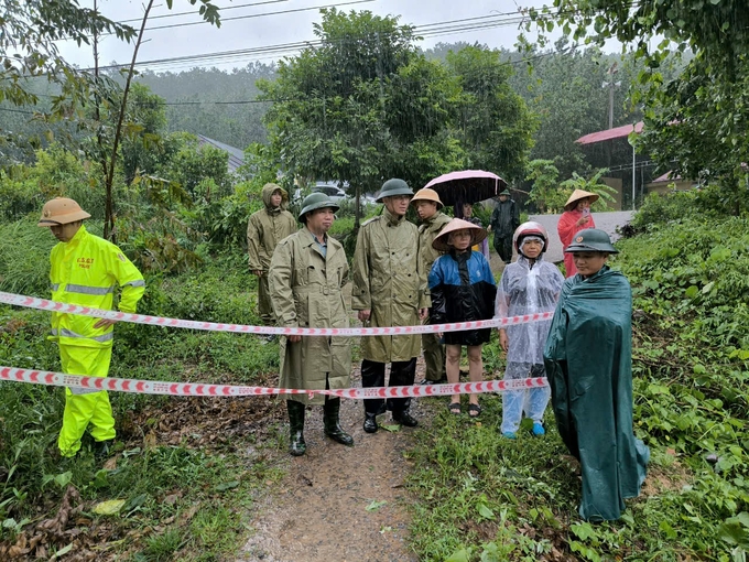 Bí thư Huyện ủy Đồng Hỷ cùng ngành chức năng có mặt tại xã Văn Lăng triển khai các phương án tìm kiếm nạn nhân mất tích ngày 8/9. Ảnh: Báo Thái Nguyên.