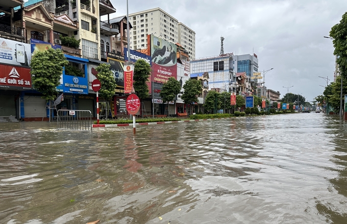 Sau khi đi vào đất liền, 4h sáng 8/9, bão số 3 (Yagi) đã suy yếu thành áp thấp nhiệt đới. Thái Nguyên ghi nhận một số điểm ngập úng, lực lượng chức năng cắm biển cấm phương tiện qua lại trên một số tuyến phố.