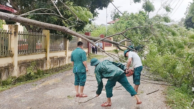 Lực lượng chức năng khắc phục hậu quả do bão số 3 gây ra. Ảnh: Baothainguyen