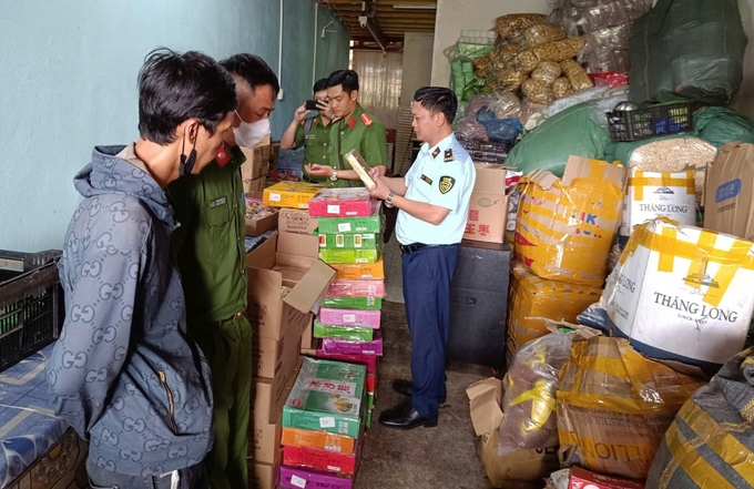 Lực lượng chức năng kiểm tra bánh trung thu không rõ nguồn gốc. Ảnh: Cục QLTT Gia Lai. 