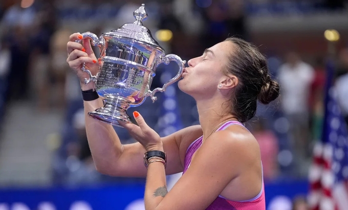 Tay vợt Aryna Sabalenka mừng cúp chiến thắng. Ảnh: AP