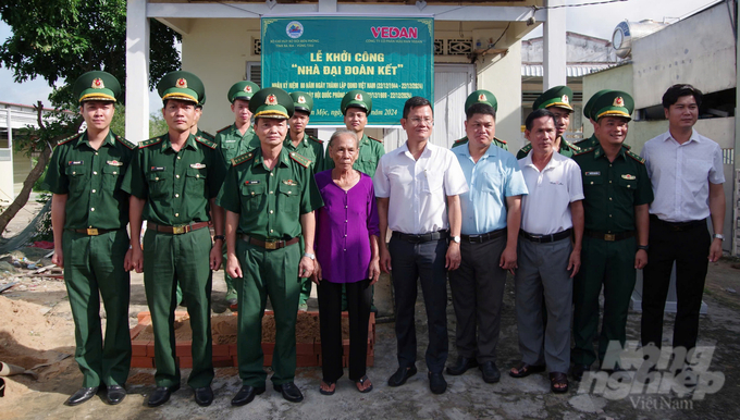 Đại diện lãnh đạo Bộ đội biên phòng Bà Rịa - Vũng Tàu và cán bộ, chiến sĩ Đồn Biên phòng Bình Châu cùng chính quyền địa phương và gia đình khởi công xây dựng nhà Đại đoàn kết.