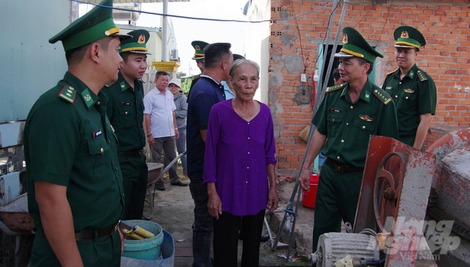 Bộ đội biên phòng Bà Rịa - Vũng Tàu thăm hỏi, động viên bà Hồ Thị Lý.