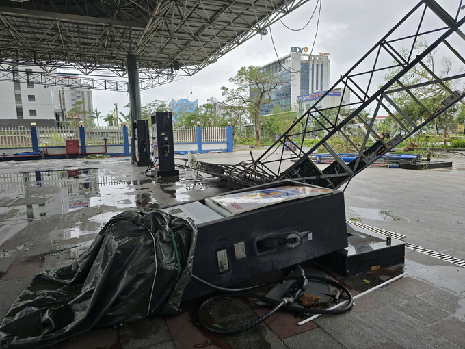 'Cơn bão quá mạnh, ngoài sức dự đoán của chúng tôi, biển báo ở đường Lê Hồng Phong gần như bị ảnh hưởng cả, thiệt hại vô cùng lớn'.