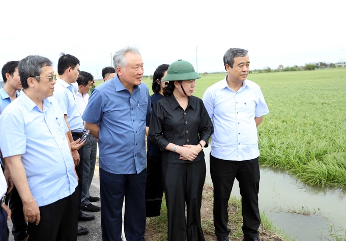 Phó Thủ tướng Nguyễn Hòa Bình kiểm tra công tác khắc phục hậu quả bão số 3 tại tỉnh Thái Bình.