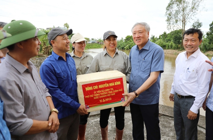 Phó Thủ tướng Nguyễn Hòa Bình biểu dương tinh thần chống bão của cán bộ, nhân viên Trạm bơm An Quốc kịp thời tiêu úng cứu lúa mùa.