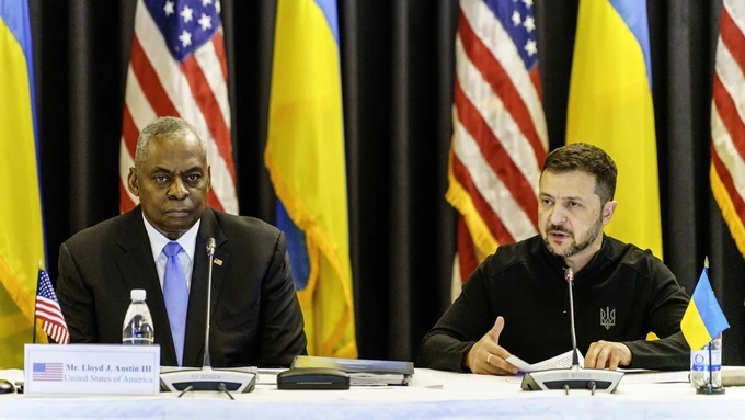 Tổng thống Ukraine Volodymyr Zelensky và Bộ trưởng Quốc phòng Mỹ Lloyd Austin tại cuộc họp ở căn cứ không quân Ramstein,Đức, hôm 6/9. Ảnh: CNN.