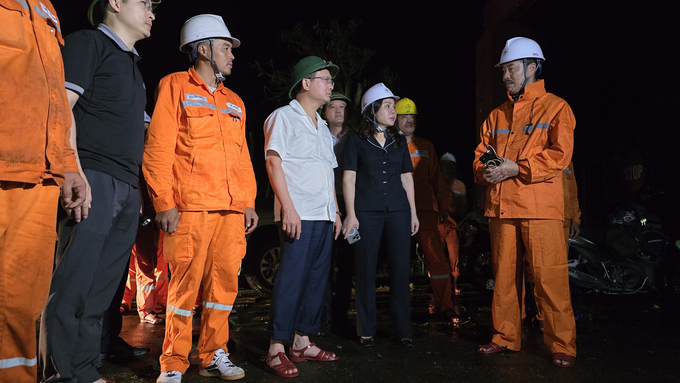 Ông Cao Tường Huy (áo trắng) kiểm tra công tác khắc phục sự cố điện lưới sau bão số 3. Ảnh: Vũ Cường.