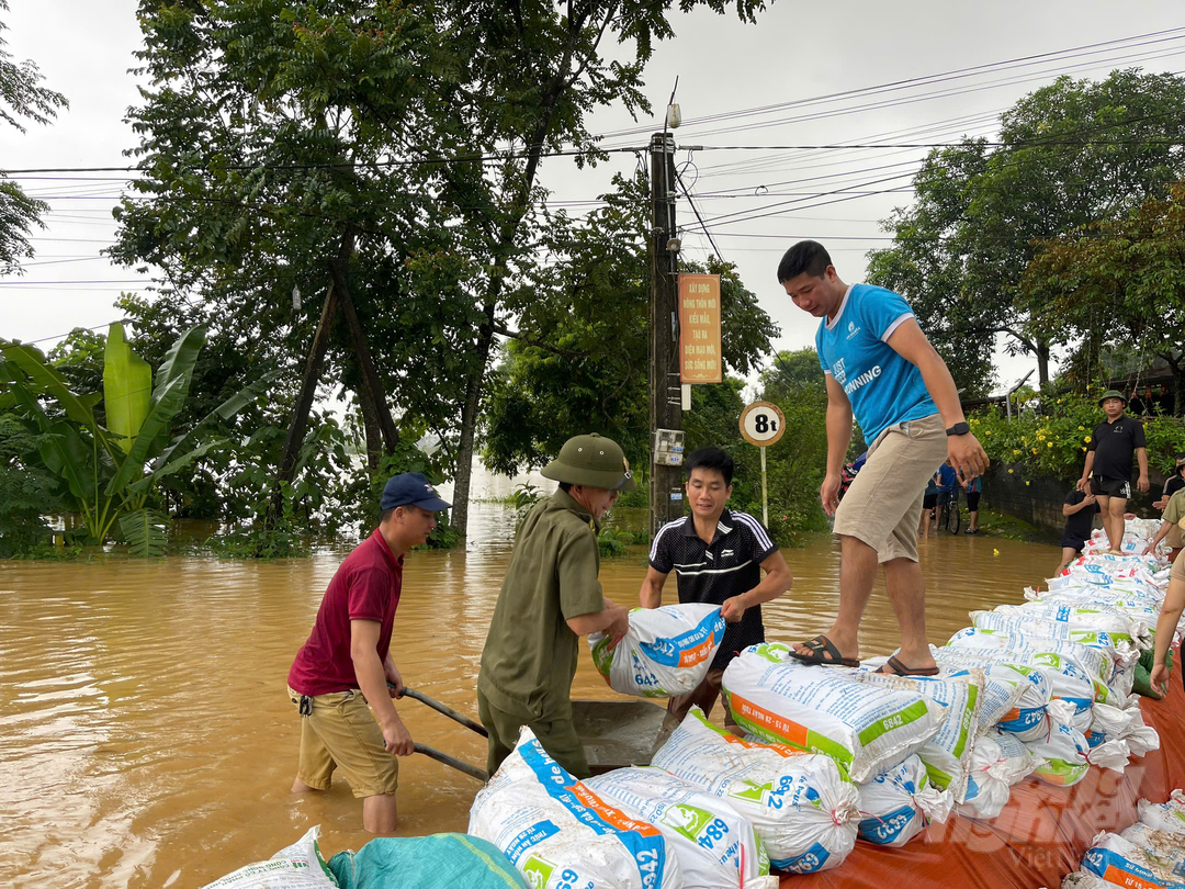 Bão lũ đã gây thiệt hại hơn 3.100 nhà ở, trong đó bị sập đổ hoàn toàn 4 nhà ở các huyện Yên Bình, Văn Chấn và Trạm Tấu. Ngoài ra nhiều ngôi nhà bị hư hỏng nặng do sạt lở đất, ngập nước, tốc mái...