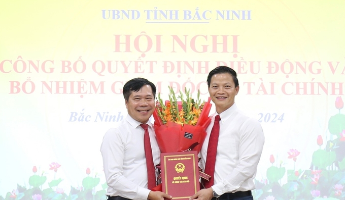 Chủ tịch UBND tỉnh Bắc Ninh Vương Quốc Tuấn (bên phải) trao Quyết định điều động và bổ nhiệm tân Giám đốc Sở Tài chính Nguyễn Xuân Đương.