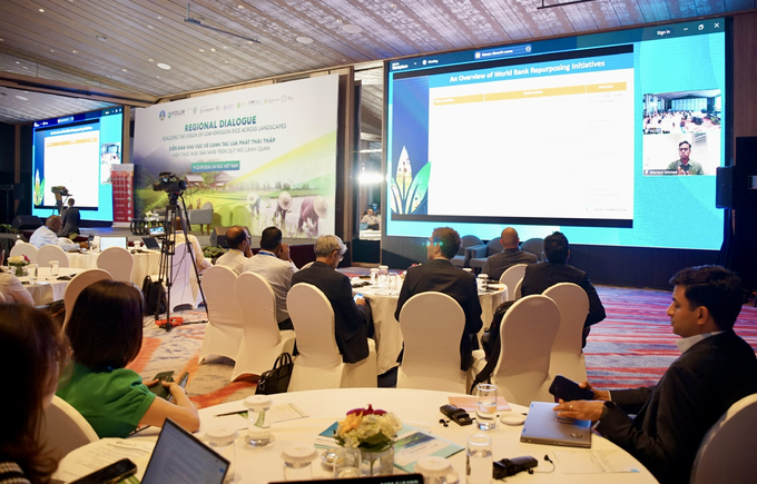 Mr. Mansur Ahmed presented his insights on 'Reorienting incentives and costs for low-emission rice production - Global initiatives' at the regional forum on 'Low-emission rice cultivation'. Photo: Linh Linh.