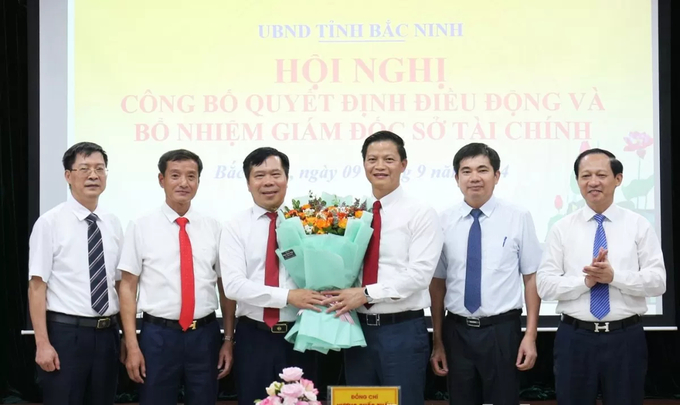 Chủ tịch UBND tỉnh Bắc Ninh Vương Quốc Tuấn (thứ 3 từ phải qua) cùng đại diện một số đơn vị chúc mừng tân Giám đốc Sở Tài chính Nguyễn Xuân Đương.