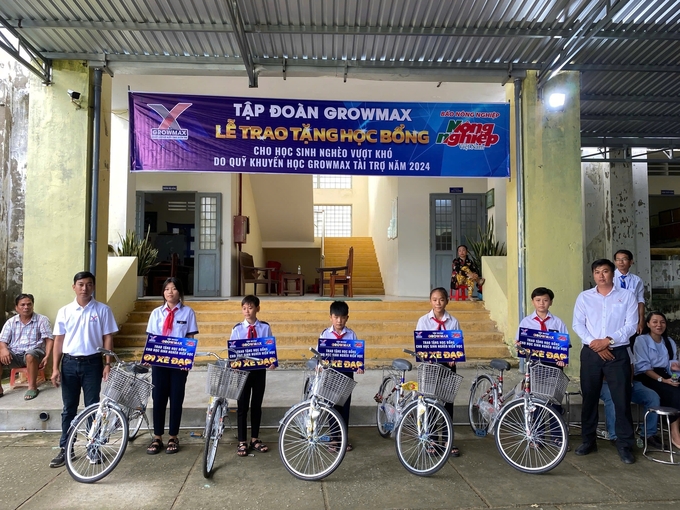 Quỹ Khuyến học GrowMax trao 5 chiếc xe đạp cho học sinh Trường THCS Tạ Tài Lợi, xã Long Điền Đông A, huyện Đông Hải, tỉnh Bạc Liêu.