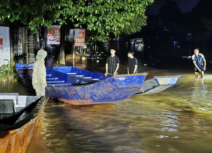 Nhiều người dân đưa thuyền từ Nghệ An ra Thái Nguyên phục vụ công tác cứu hộ cứu nạn.