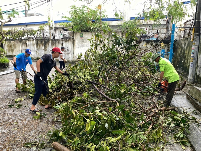 Tham gia dọn dẹp cây cối giải phóng đường giao thông tại Hải Phòng. Ảnh: TP.