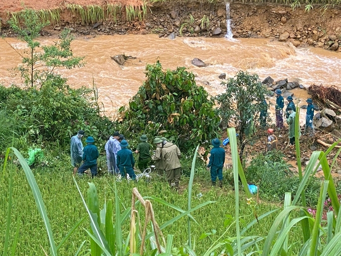 Lực lượng cứu hộ tìm kiếm người mất tích tại huyện Nguyên Bình (Cao Bằng). Ảnh: Đài PT-TH Cao Bằng. 