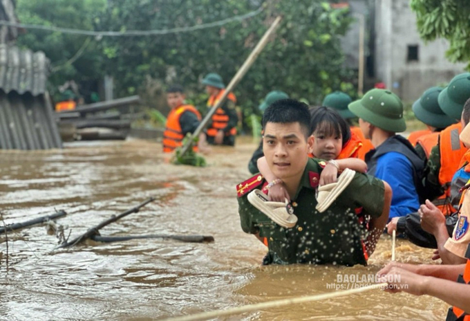 Công an huyện Chi Lăng băng mình vào vùng lũ giải cứu nhiều người dân. Ảnh: Báo Lạng Sơn