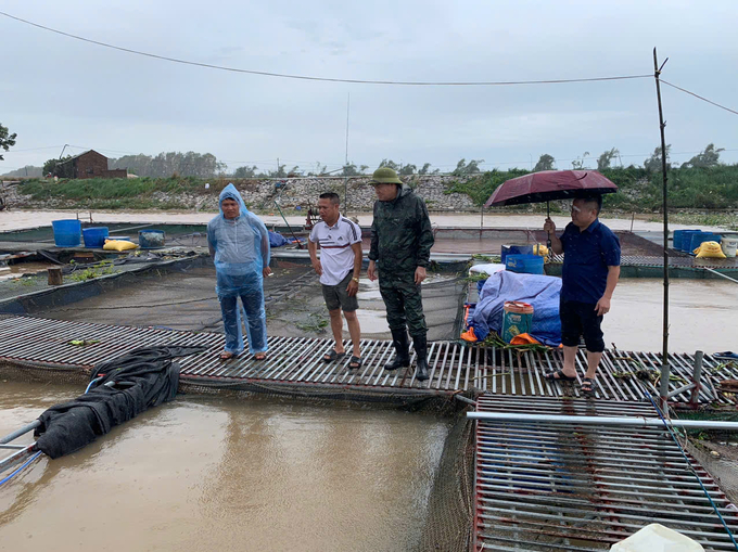 Ông Nguyễn Hữu Thọ (thứ 2 từ phải sang), Chi cục trưởng Chi cục Chăn nuôi, Thú y và Thủy sản Bắc Ninh kiểm tra, chỉ đạo công tác khắc phục hậu quả cơn bão số 3 tại chủ hộ nuôi cá Đỗ Văn Duy (xã An Thịnh, huyện Lương Tài).