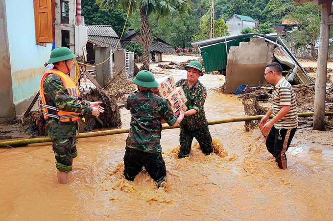 Thủ tướng yêu cầu Bộ Công an, Quốc phòng khẩn trương vận chuyển lương thực, thực phẩm, lương khô, mì tôm, các nhu yếu phẩm, nước uống, nước sạch... để cung cấp cho người dân trong vùng bị cô lập. Ảnh: Minh họa.