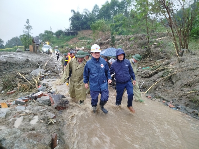 Bộ trưởng Bộ NN-PTNT Lê Minh Hoan và đoàn công tác kiểm tra công tác phòng chống thiên tai tại tỉnh Lào Cai. Ảnh: HĐ.